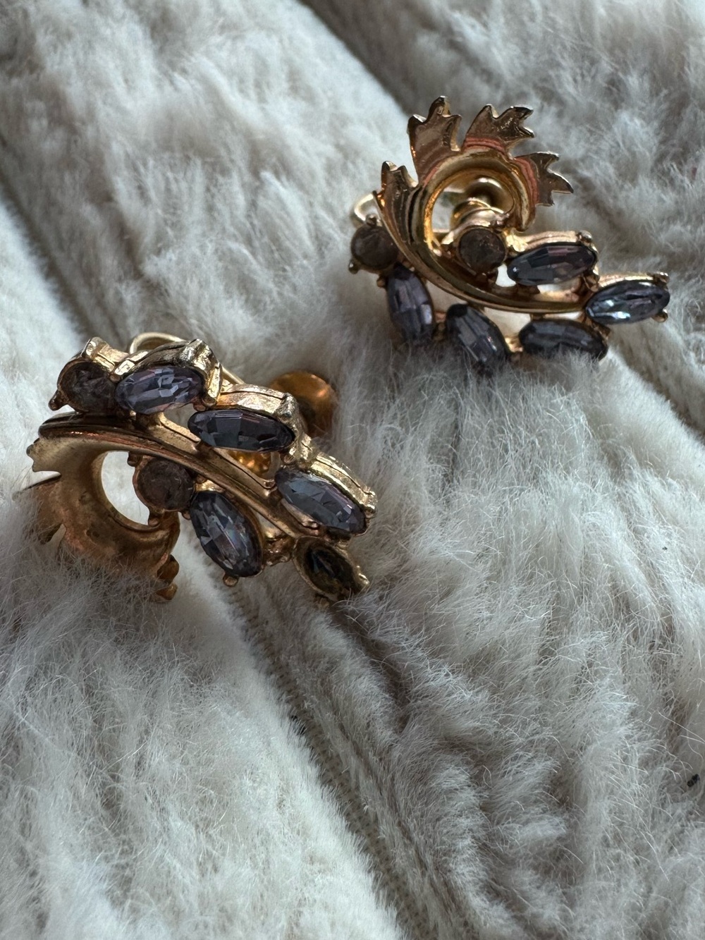 Vintage 1951 Hollycraft Gold Tone Purple Rhinestone Leaf Screw Back Earrings